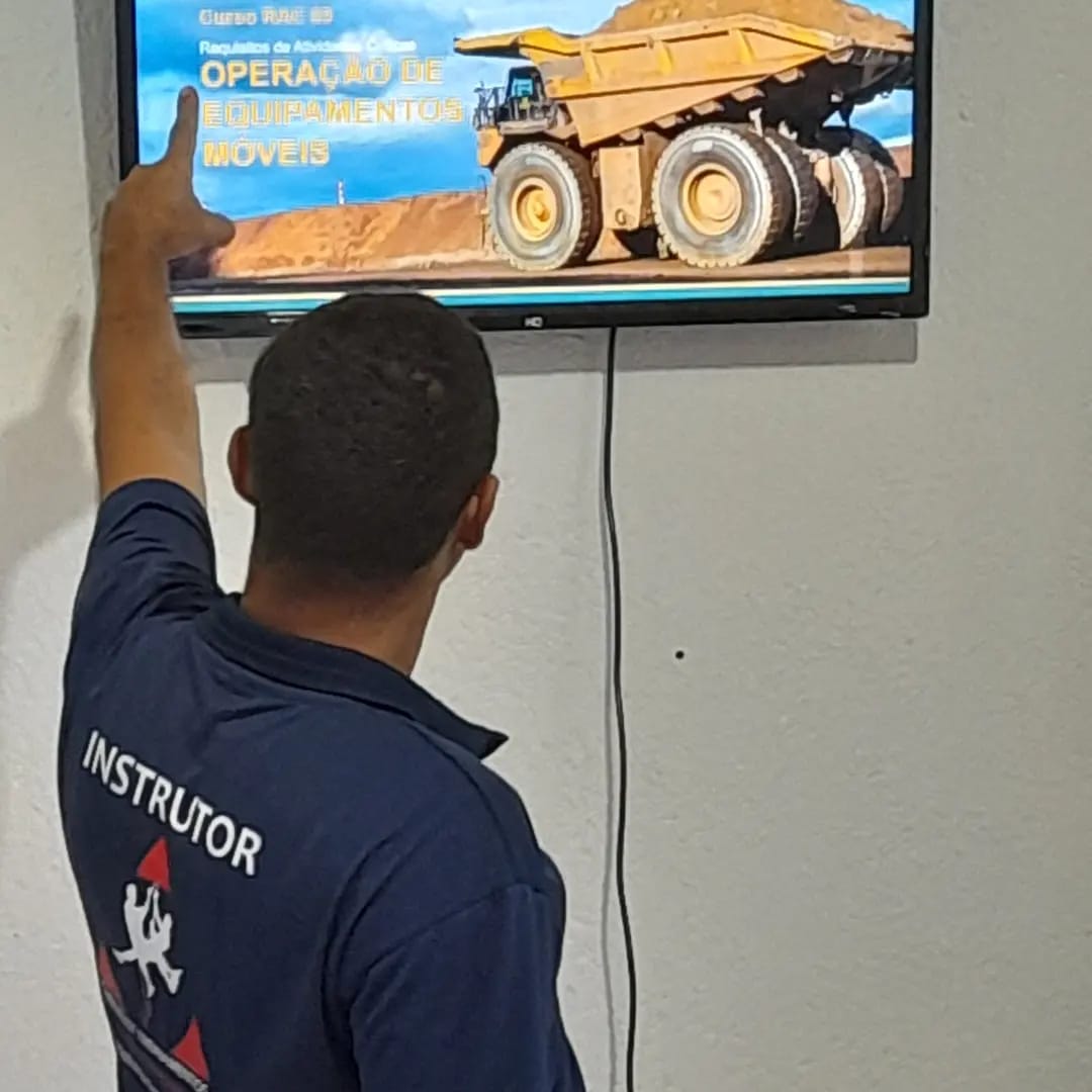 Instrutor apresentando curso