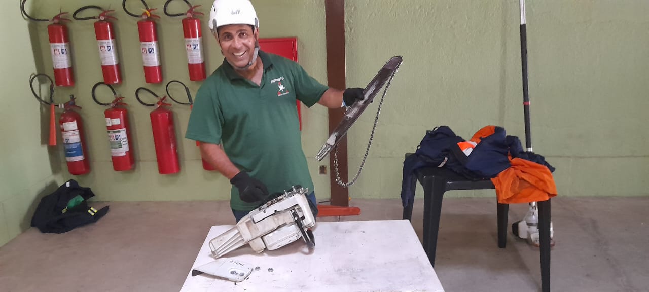 Instrutor com motosserra